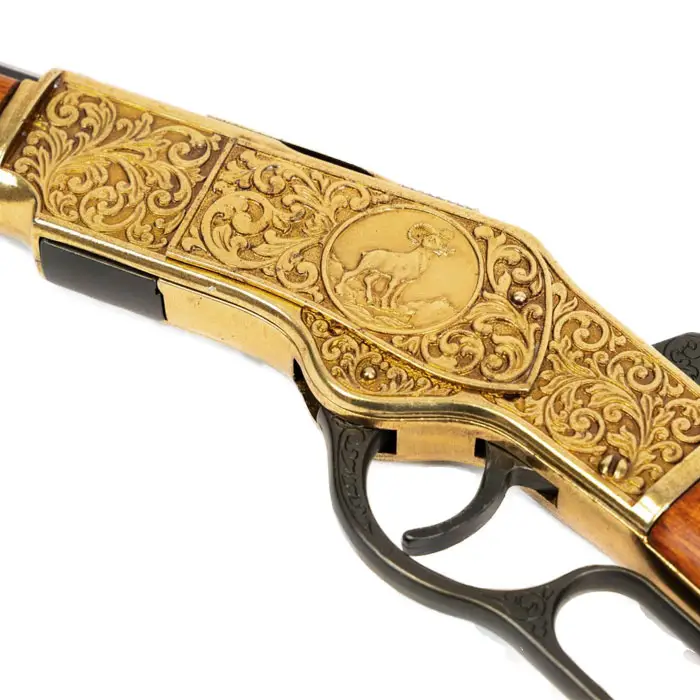 Winchester 1873 gravée gros plan boite de vulasse autre côté