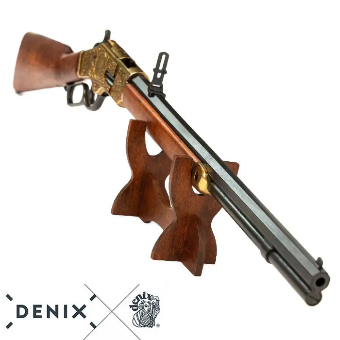 Winchester 1873 gravée Denix vu de face avec le canon en gros plan