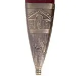 Espada de Julio César, roja; primer plano de la pieza metálica de la parte inferior de la vaina