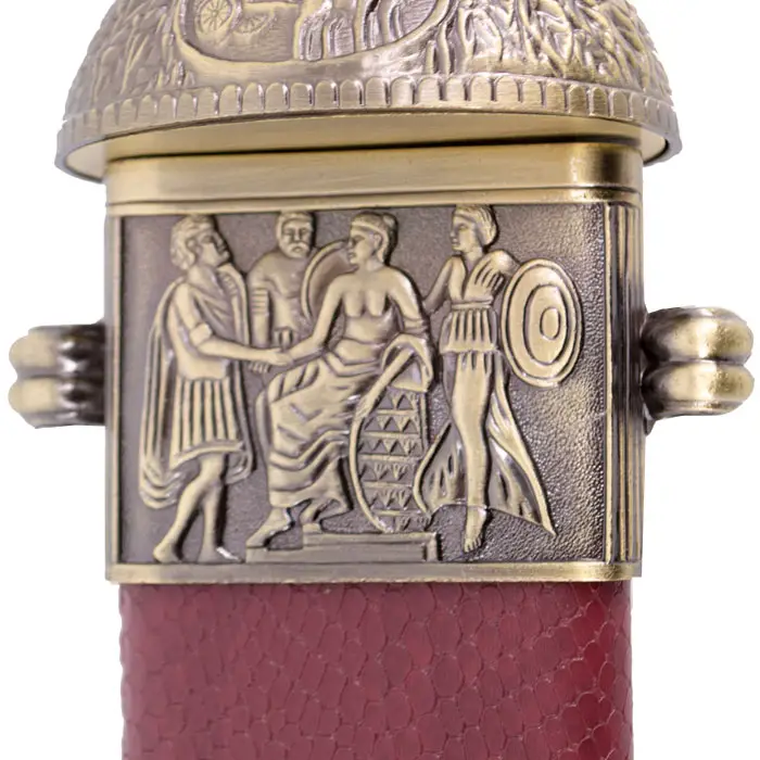 Espada de Julio César roja con adornos en la parte superior de la vaina