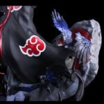 Figurine Itachi Uchiha corbeau et logo