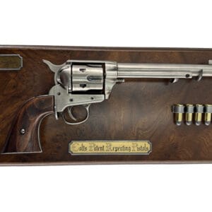 Exposez votre revolver western avec style grâce au support mural Kolser en bois noble, avec crochets, fausses cartouches et plaque Colt décorative.colt-1064