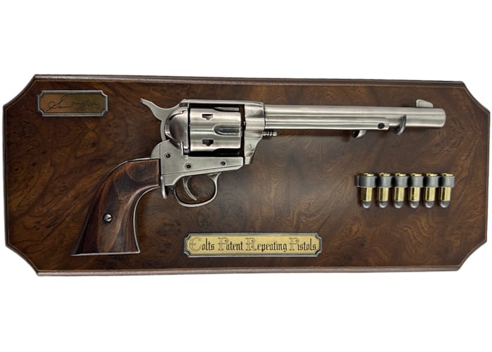 Stellen Sie Ihren Westernrevolver stilvoll zur Schau mit der Kolser-Wandhalterung aus edlem Holz, mit Haken, falschen Patronen und dekorativer Colt-Plakette.colt-1064