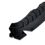 Couteau pliant noir gros plan sur le brise vitre