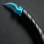 Pugnale di Baruka in “Solo Leveling”: primo piano sul pomello dalla forma particolare, di colore blu su sfondo nero
