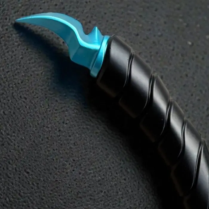 Pugnale di Baruka in “Solo Leveling”: primo piano sul pomello dalla forma particolare, di colore blu su sfondo nero