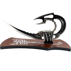 Dague scorpion sur son socle en bois