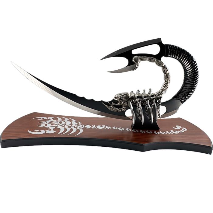 Puñal escorpión sobre base de madera