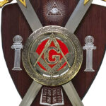 Conjunto masónico decorativo rojo primer plano del escudo