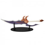 Kasaka’s Venom Fang sur son support en bois