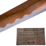 Primer plano de la hoja de Katana Kurocha con certificado de autenticidad