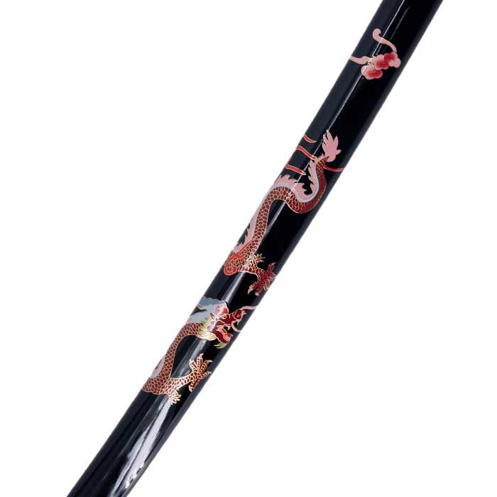 Katana-of-practice-Kurokage-gros-plan-du-dragon-sur-le-fourreau