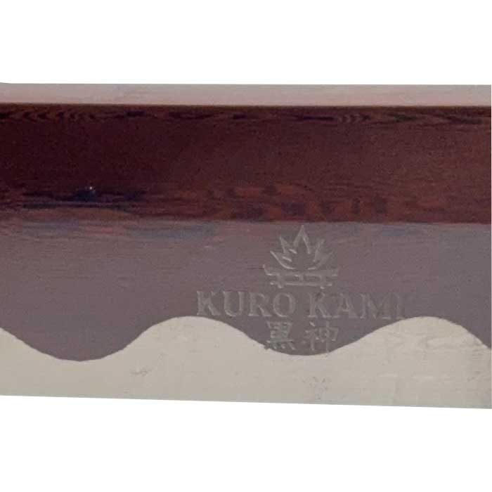 Primer plano del logotipo de la katana funcional Kurenai en la hoja