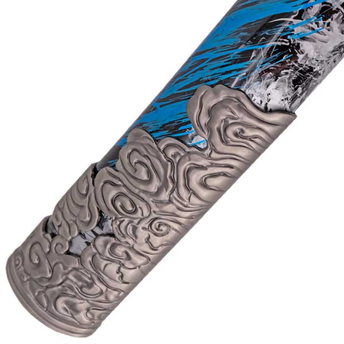 Katana funcional de Ghost of Tsushima, primer plano del extremo de la vaina metálica