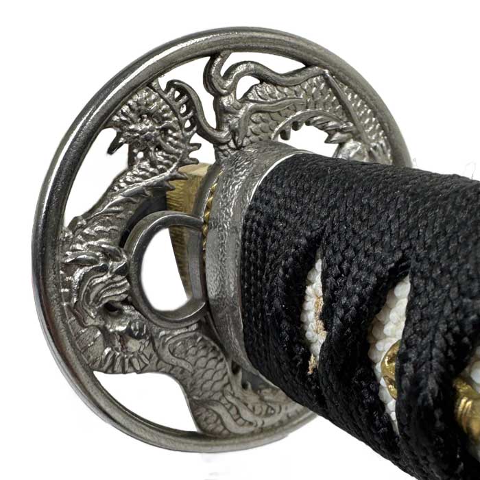Shiro katana afilada primer plano con dragón
