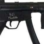Pistola de Deadpool, primer plano de la inscripción «Kill Machine» y el logotipo de Deadpool