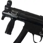 Pistola de Deadpool en primer plano, con la inscripción «this end forward enemy» en la mira