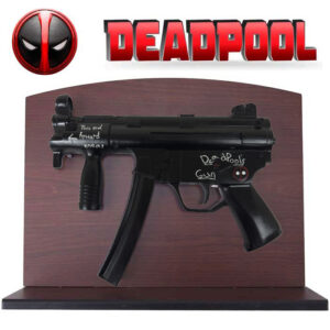 pistola de Deadpool en su soporte