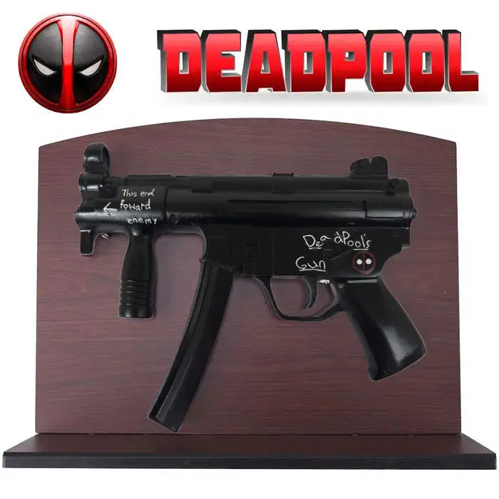 pistola de Deadpool en su soporte