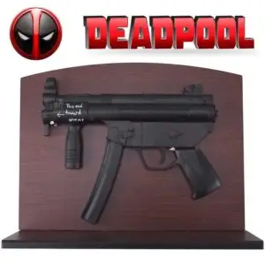 pistolet Deadpoll sur son support en bois