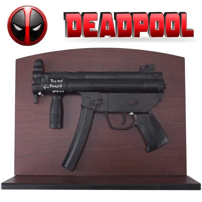 pistolet Deadpoll sur son support en bois
