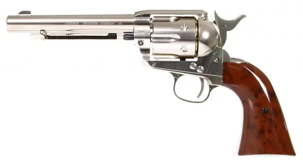 Primer plano de un revólver vaquero al estilo del Lejano Oeste