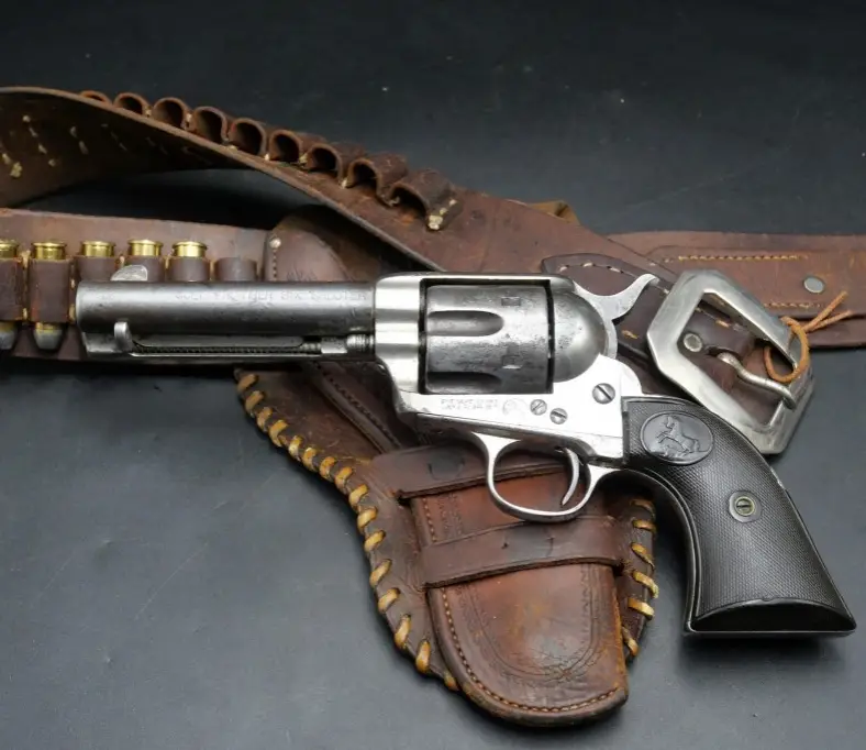 Ambientación western: revólver vaquero en un escenario del Lejano Oeste