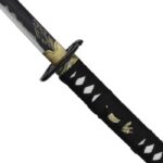 Katana Wolf Blade dans Ghost of Yotei poignée et gravure