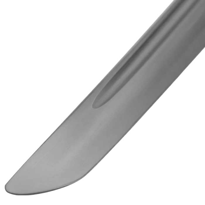 Katana de Atsu gros plan sur la lame avec gorge et pointe émoussée