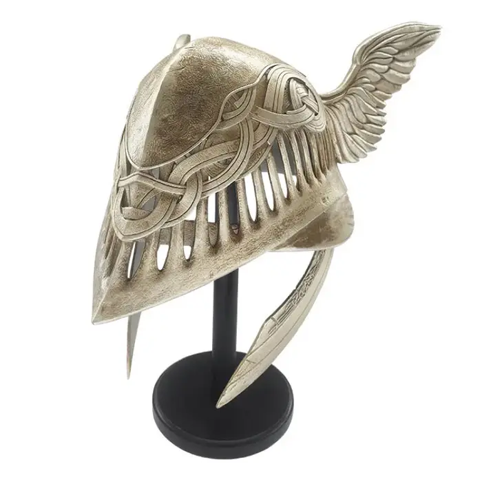 Casque-ailé-de-Malenia-sur-son-support