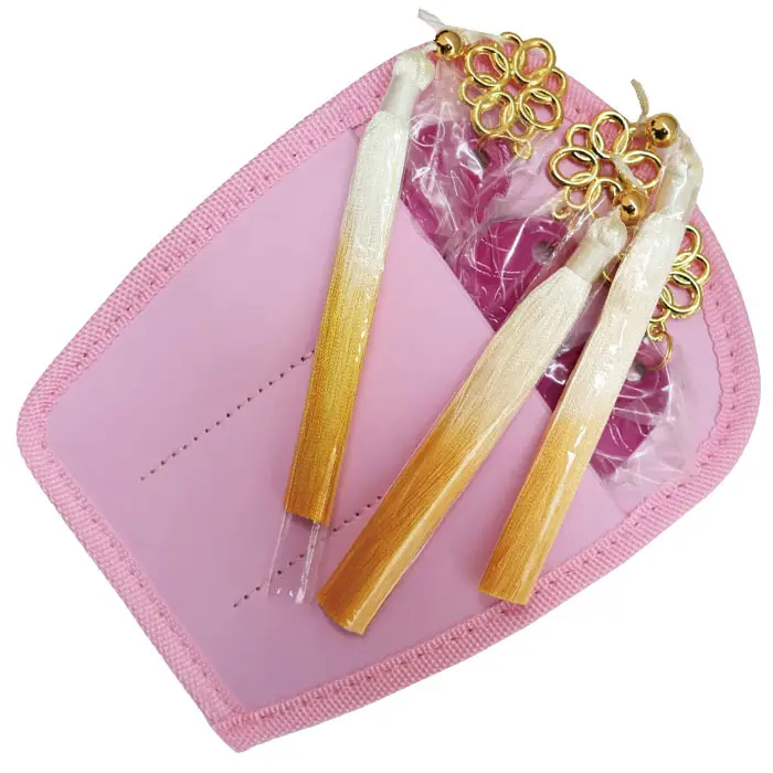 Couteaux Shin-kal de Zoey dans son étui rose