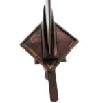 Dague Corpeso de Gustave, zoom sur la garde en acier vieilli effet bronze