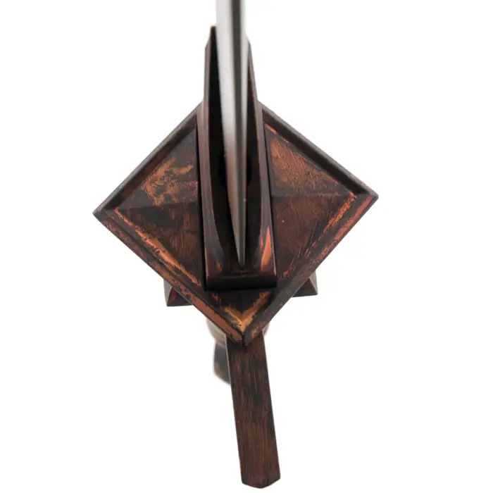 Dague Corpeso de Gustave, zoom sur la garde en acier vieilli effet bronze