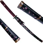 Katana Sakura in Moonlight dans son fourreau en bois recouvert d'un similicuir avec décors de fleurs de cerisiers