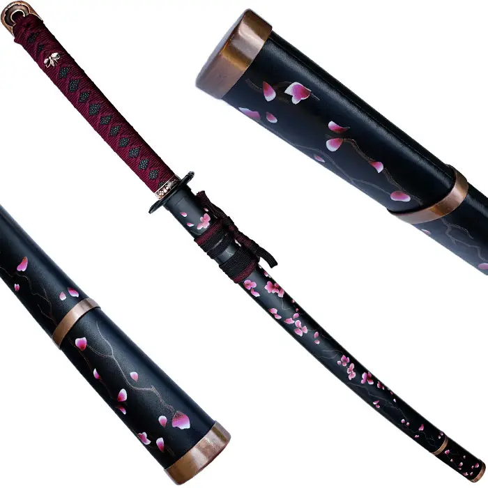 Katana Sakura in Moonlight dans son fourreau en bois recouvert d'un similicuir avec décors de fleurs de cerisiers
