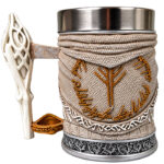 Jarra de Gandalf, con la otra cara decorada con inscripciones élficas